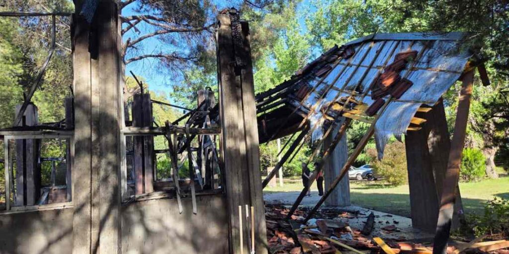 Comunidad de Pehuen Co consternada por incendio en capilla Sagrada Familia