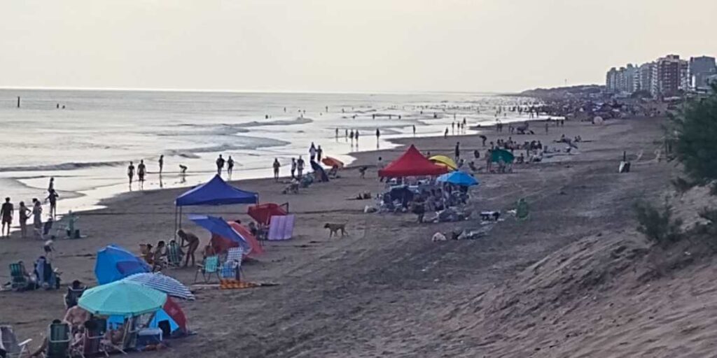Prohibicion de gazebos en la playa de Monte Hermoso y el voto en contra de La Libertad Avanza