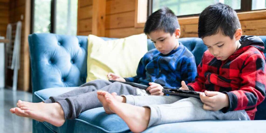 Influencia de las pantallas en el desarrollo cognitivo infantil y el papel de los adultos