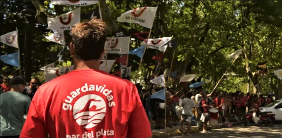 Guardavidas se movilizan por reclamos salariales en distintos balnearios de la costa atlántica bonaerense