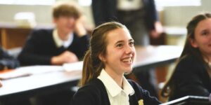 «Hoy más que nunca hay que volver a pensar la educación como un encuentro». Charla abierta en Bahía Blanca busca aportar respuestas a la crisis educativa