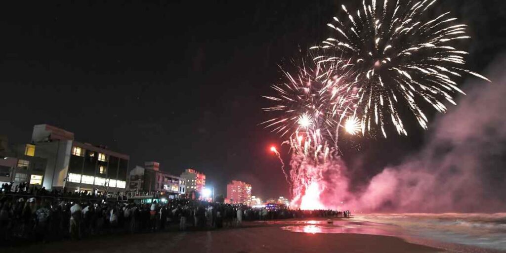 Una multitud de turistas y todo Monte Hermoso le dieron un marco imponente a la llegada del 2026 en la playa