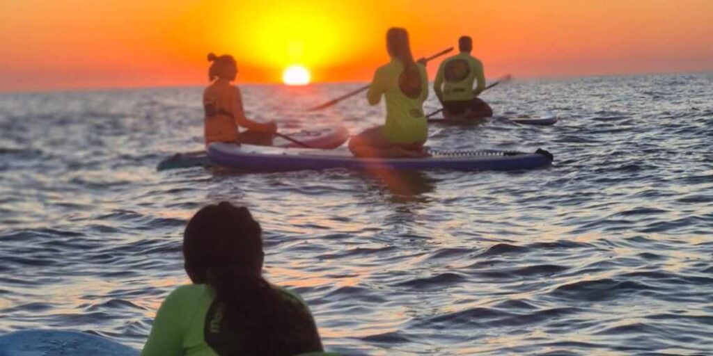 La buena costumbre de recibir el amanecer en el mar