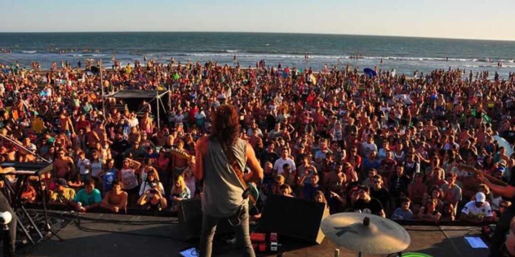 En enero, atardeceres con música en vivo. Bandas confirmadas en la reedición de La Playa Suena en Monte Hermoso