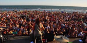 En enero, atardeceres con música en vivo. Bandas confirmadas en la reedición de La Playa Suena en Monte Hermoso