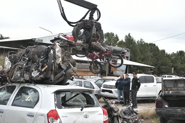 Monte Hermoso: Seguridad PBA compactó 80 vehículos del predio